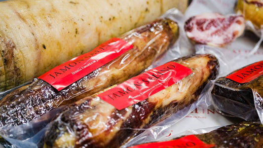Jambons et saucisses conditionnés sous film plastique