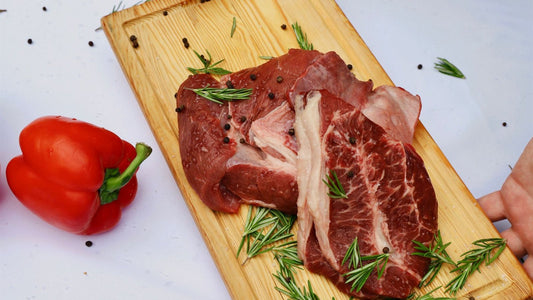 Côtes de bœuf assaisonnées au romarin sur planche en bois
