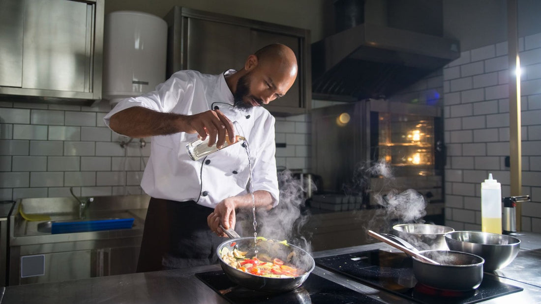 Chef cuisinant avec des produits frais en cuisine moderne