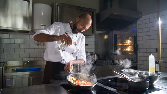Chef cuisinant avec des produits frais en cuisine moderne