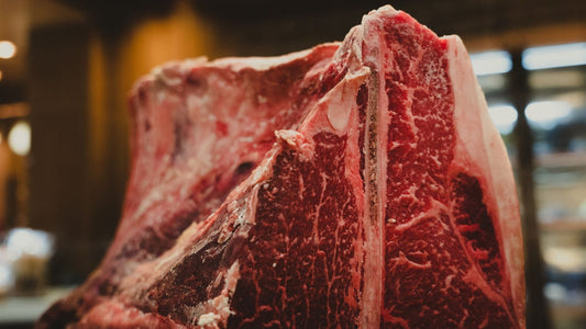 Côte de bœuf persillée sur un plan de travail