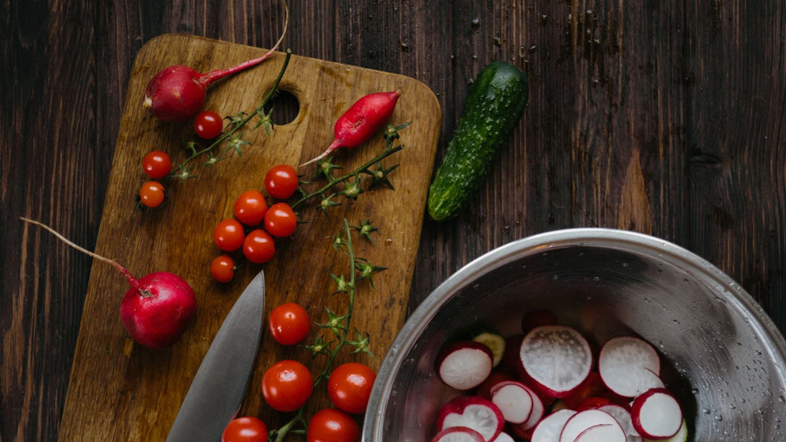 Légumes frais disposés sur une planche à découper