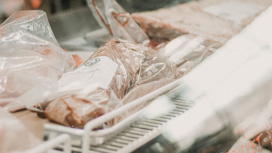 Étal de boucherie avec pièces de viande emballées