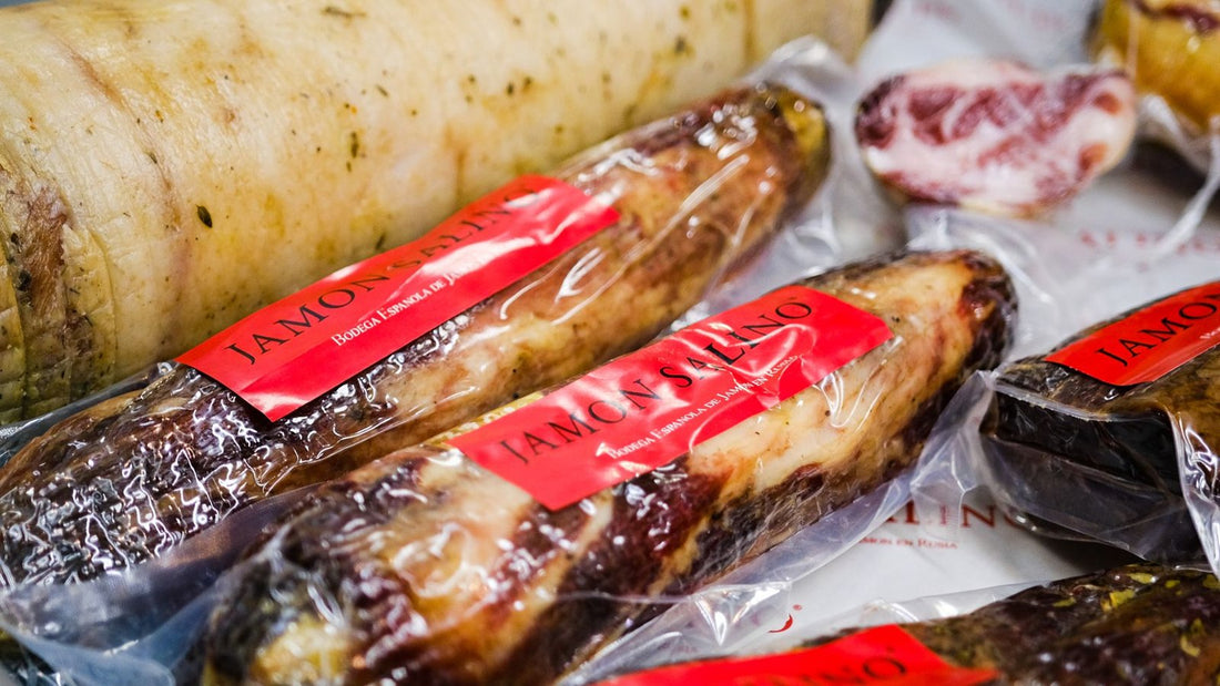 Jambons et saucisses conditionnés sous film plastique