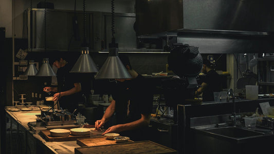 Cuisiniers en production dans une cuisine professionnelle