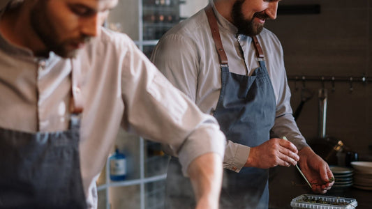 Brigade en service dans une cuisine de restaurant