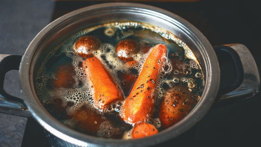 Carottes en cuisson dans une casserole en inox