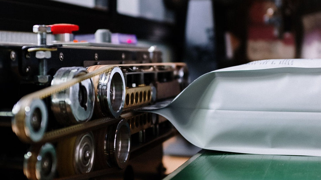 Machine de scellage industrielle fermant un sachet