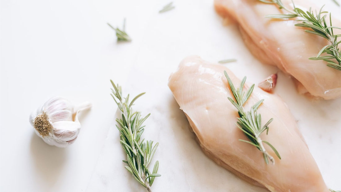 Blancs de poulet crus au romarin et à l'ail