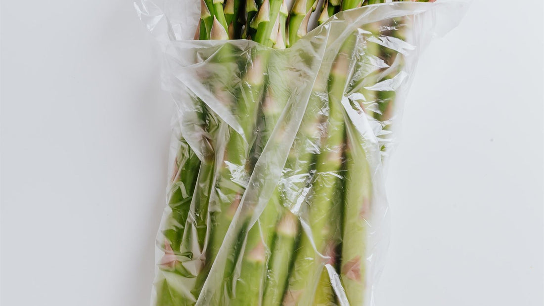 Asperges fraîches conditionnées dans un sachet plastique