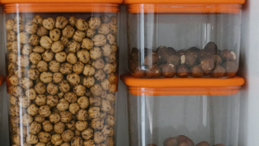 Contenants hermétiques remplis de légumineuses et fruits secs