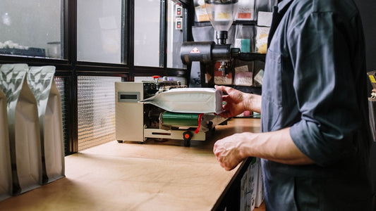 Opérateur utilisant une soudeuse de sachets en atelier