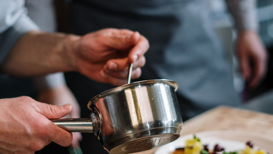 Chef finalisant un plat en cuisine professionnelle