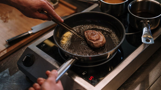 Gros plan sur une pièce de viande saisie à la poêle