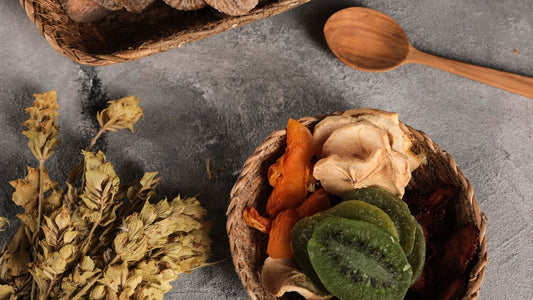 Fruits et champignons séchés présentés en coupelles