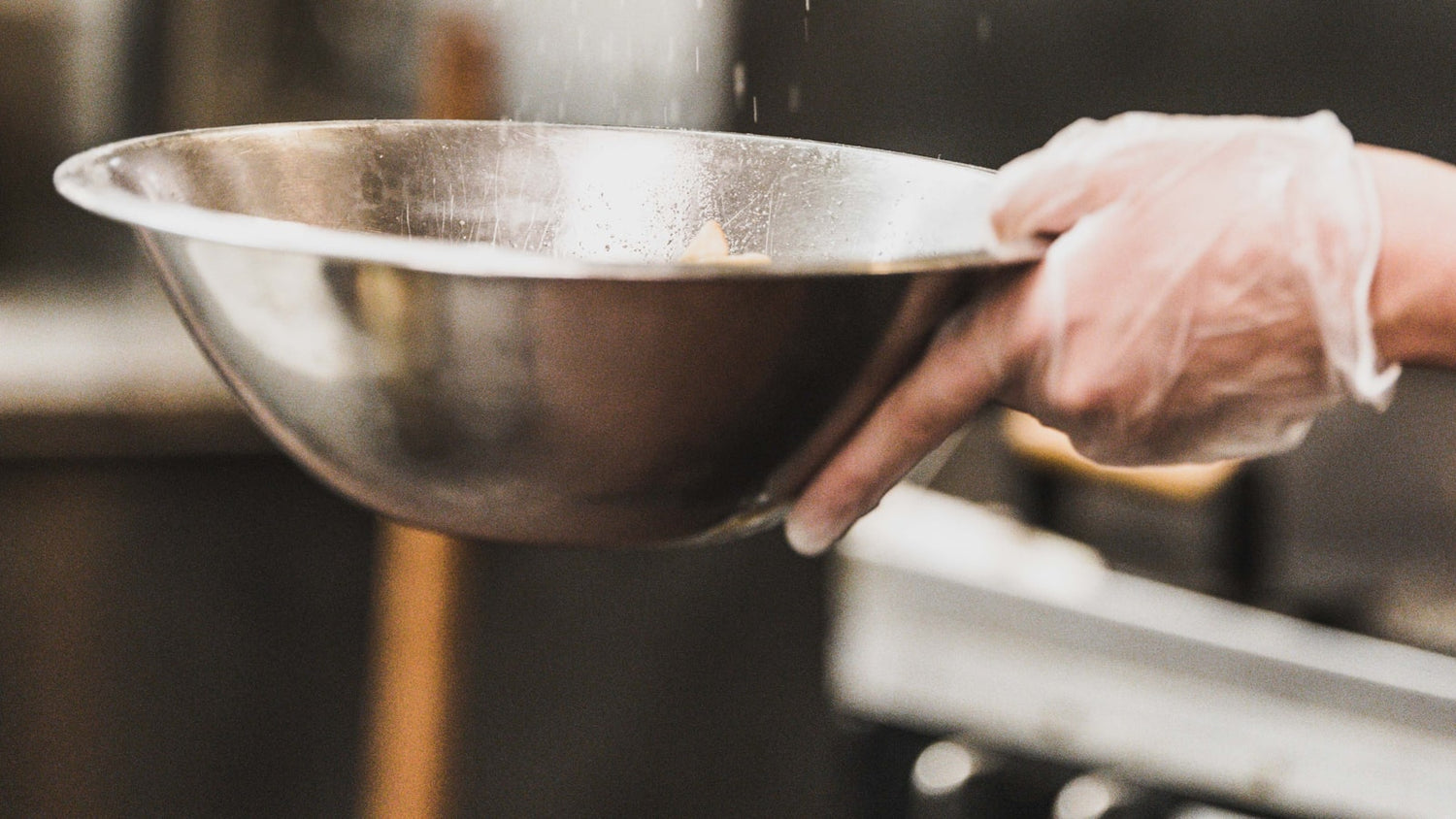Chef en cuisine avec équipement professionnel